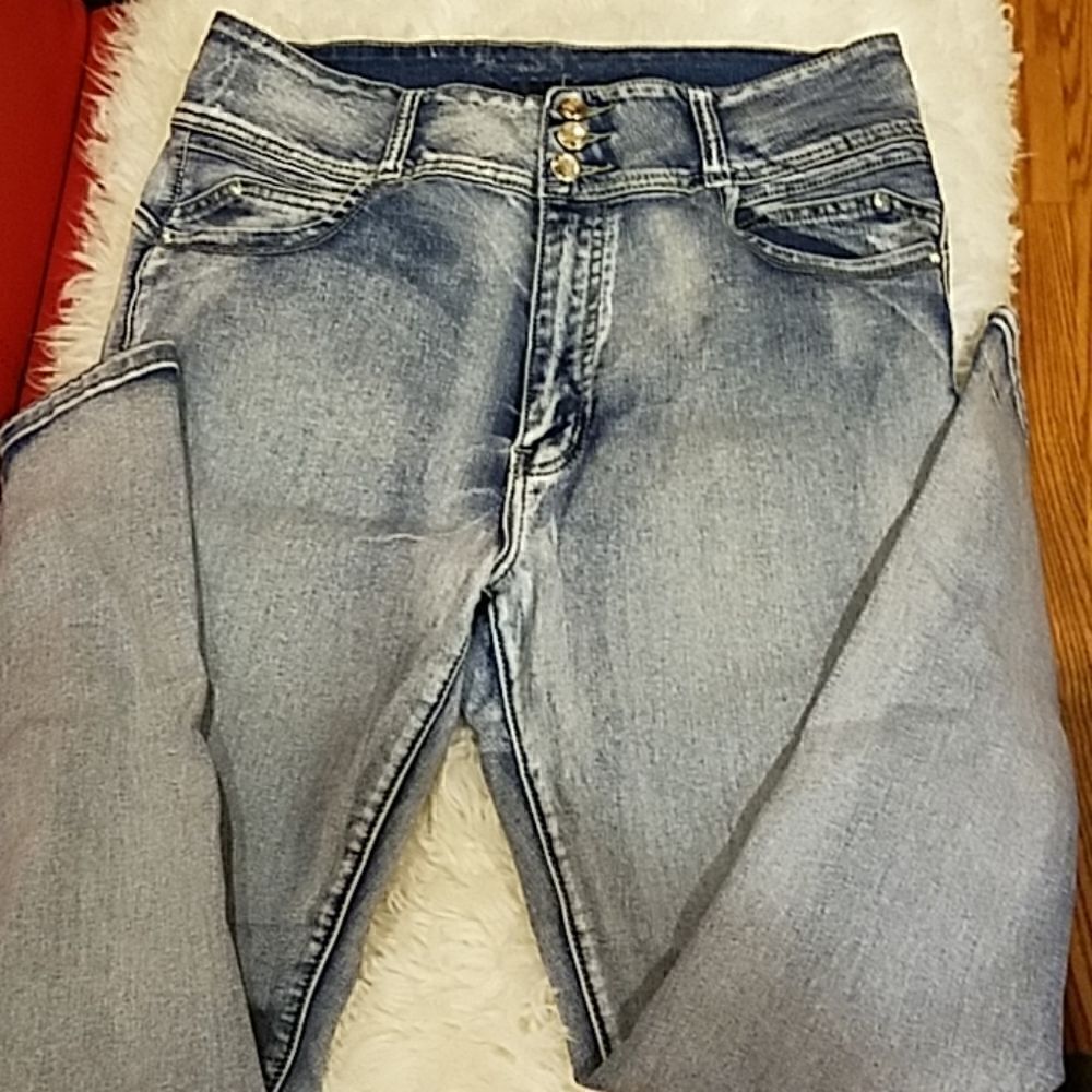 NWOT
Danesi stone washed straight leg jeans.
